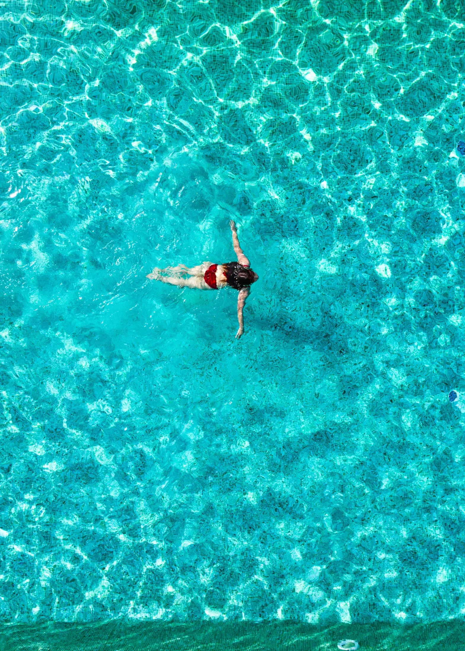 Sport & SPA - Schwimmerin im Pool von oben