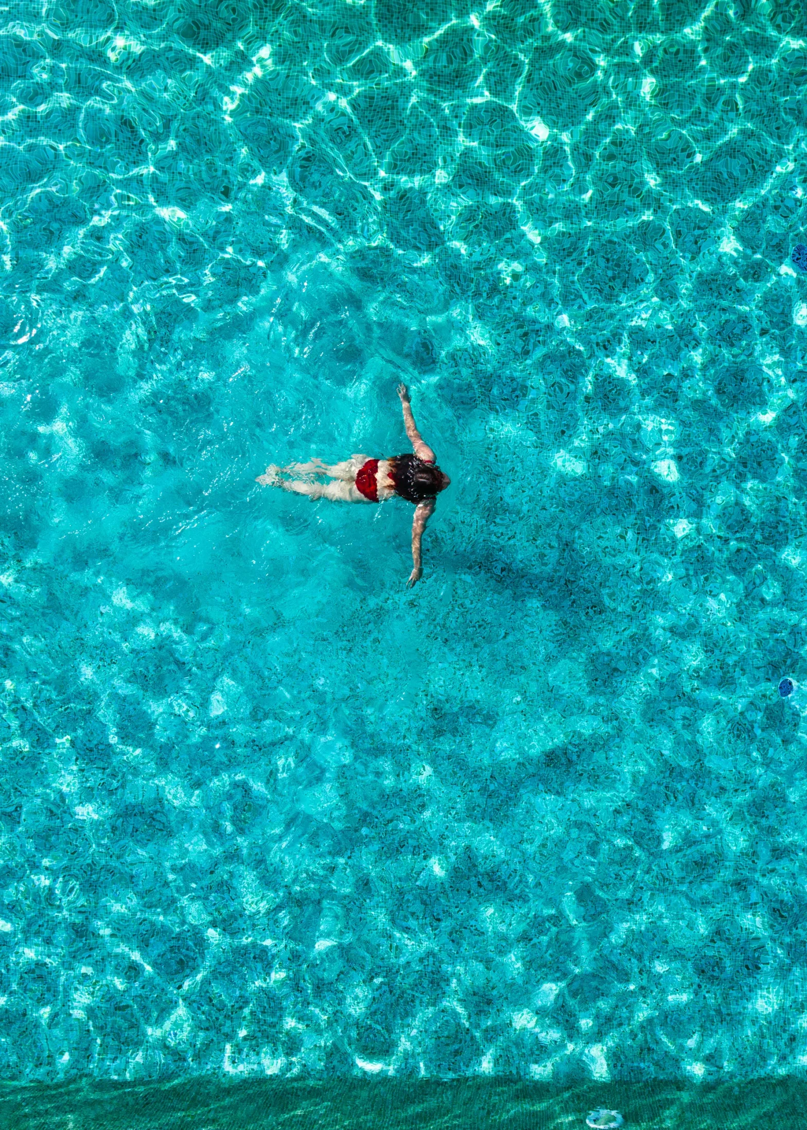 Sport & SPA - Schwimmerin im Pool von oben