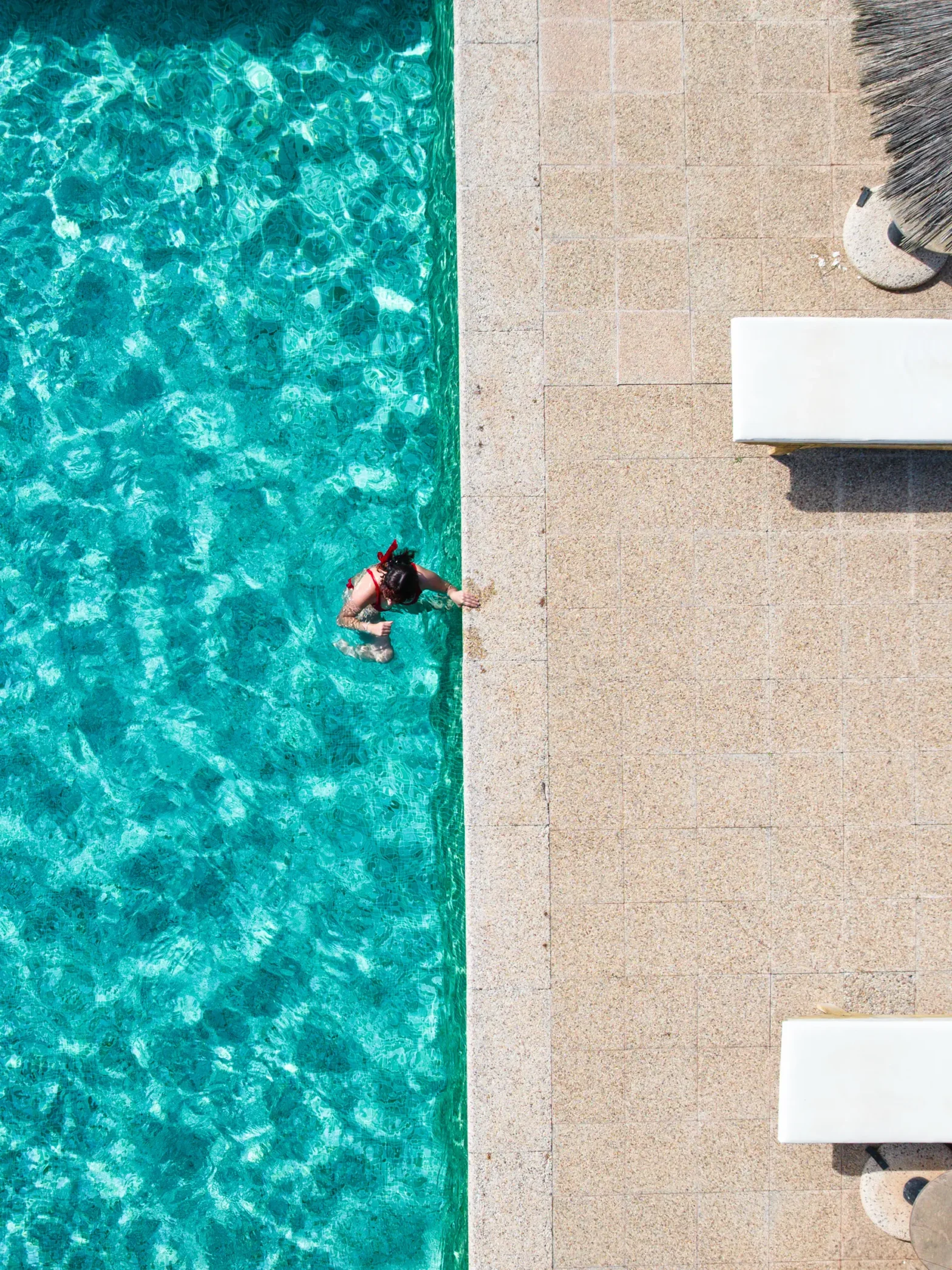 Tagespass - Pool mit Badender am Beckenrand